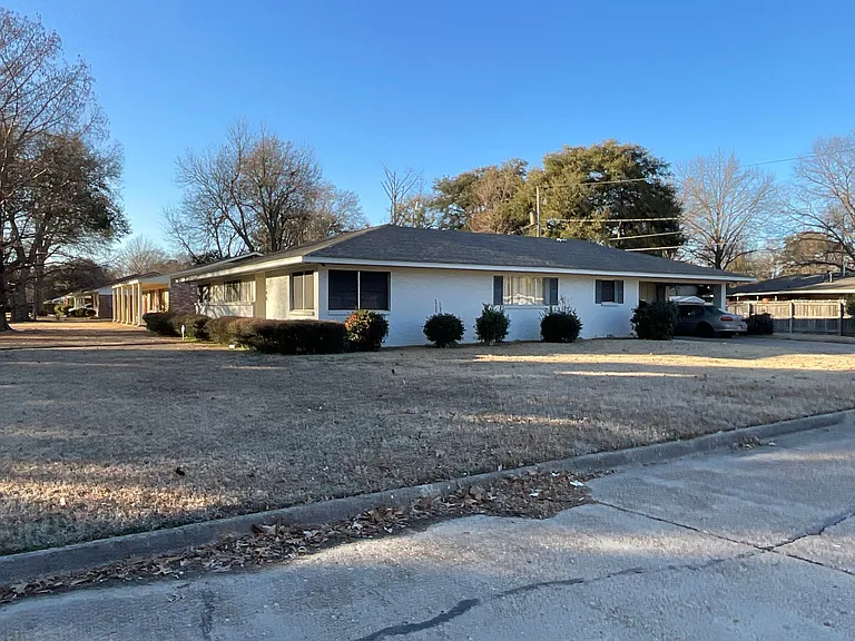 240 Bermuda Dr — Photo 2