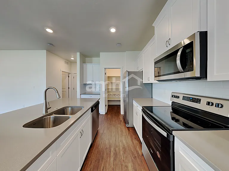 1422 N Barkvine Ave — Photo 3