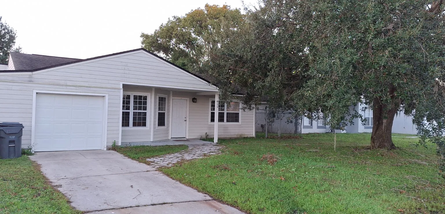 3 bed, 1235 sqft, $1,600 — Photo 1