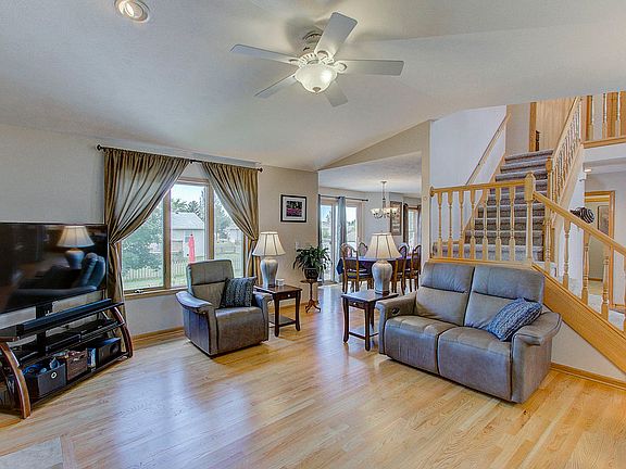 4th image of 251 Oakbrook Dr
