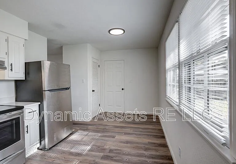 204 E 24th St — Photo 19