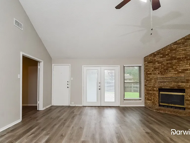905 Sandhurst Dr — Photo 6