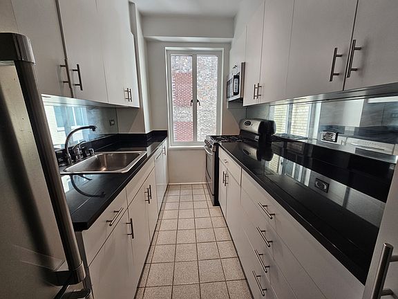 4th image of 40 Central Park S #16E
