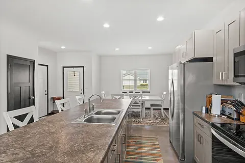 3 bed, 1586 sqft, $2,200 — Photo 2