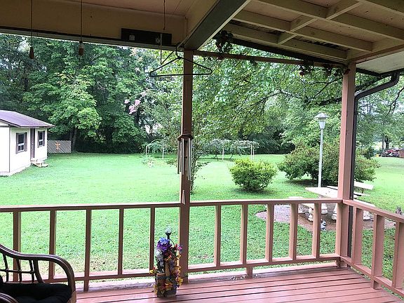 View Lrg yard & vineyard  