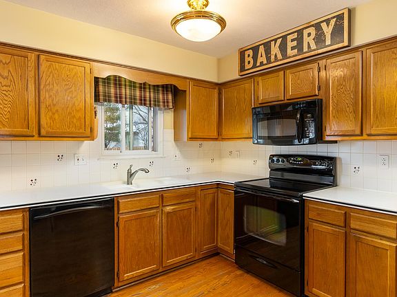 5th image of 582 Peach St