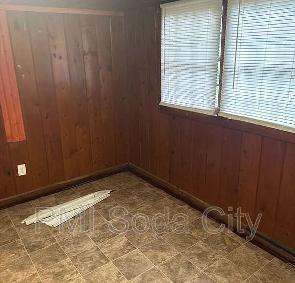 211 E Brooks St #E — Photo 12