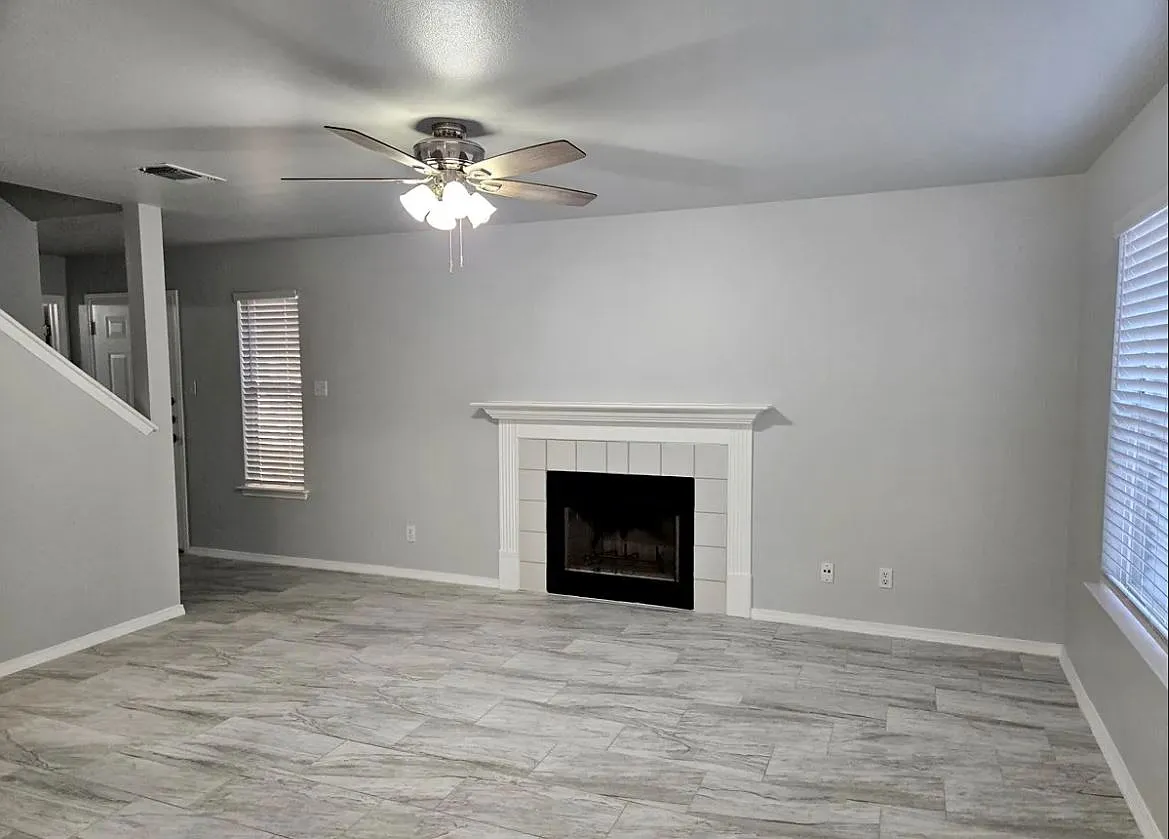 3 bed, 2.5 bath, 1348 sqft, $950 — Photo 2