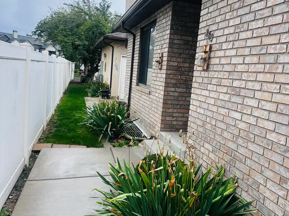 809 E Golden Field Way, Sandy, UT 84094