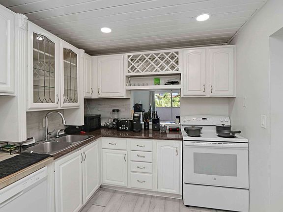 4th image of 6886 N Kendall Dr APT D405