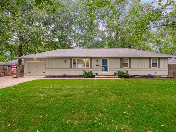 305 S Berkley St, Louisburg, KS 66053