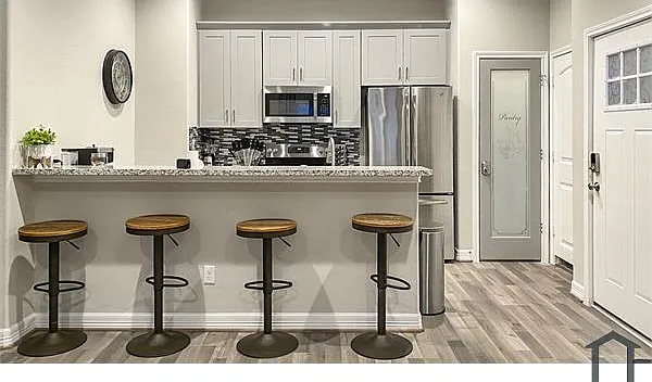 2 bed, 916 sqft, $1,700 — Photo 1