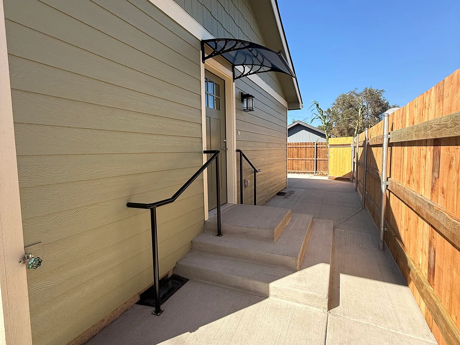 3 bed, 1000 sqft, $2,100 — Photo 4