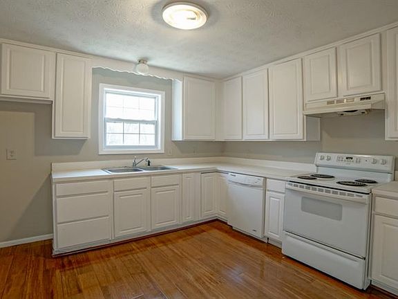 3rd image of 11 Mountainside Dr W