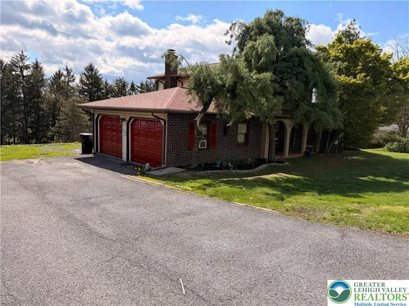 1170 Oakhurst Dr, Slatington, PA 18080