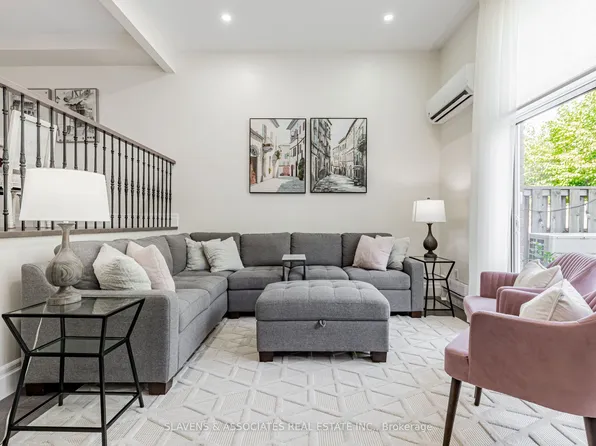 141 Clark Ave #54, Markham, ON L3T 4P4