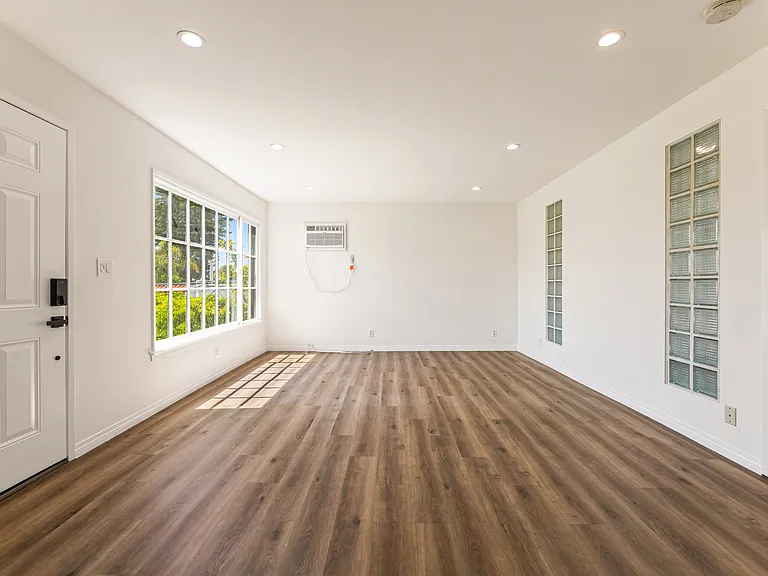 801 S Burnside Ave #1 — Photo 4