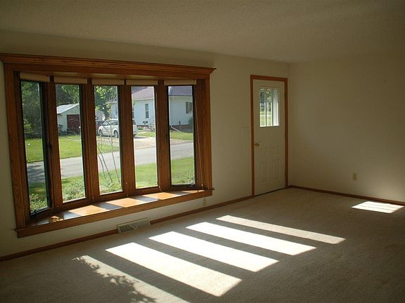 4th image of 409 4th Ave NE