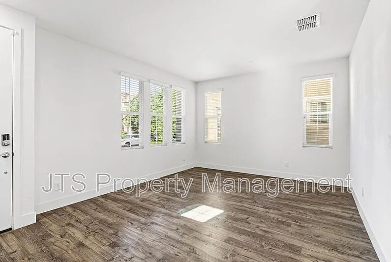 3 bed, 2.5 bath, 2015 sqft, $2,895 — Photo 3