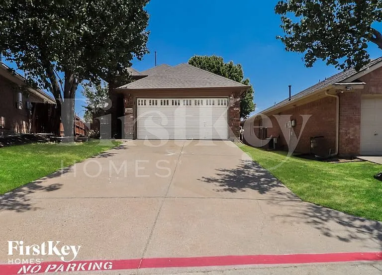1002 Harwood Ct — Photo 1