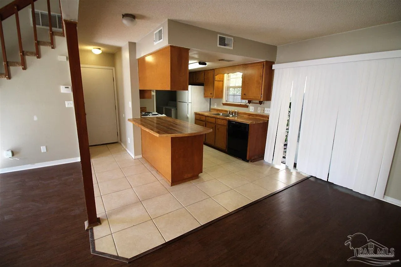 2 bed, 1.5 bath, 1200 sqft, $1,395 — Photo 4