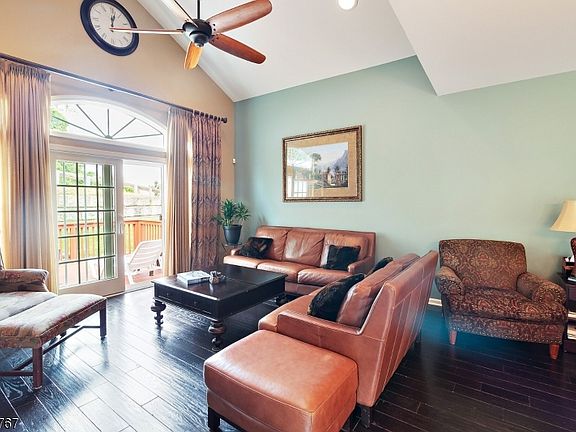 5th image of 13 Turnberry Ln