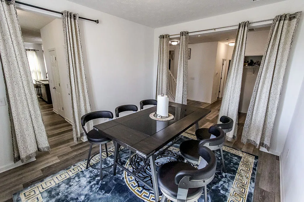 5 bed, 3794 sqft, $3,100 — Photo 3