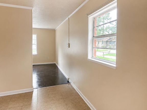 5th image of 1654 McArthur St