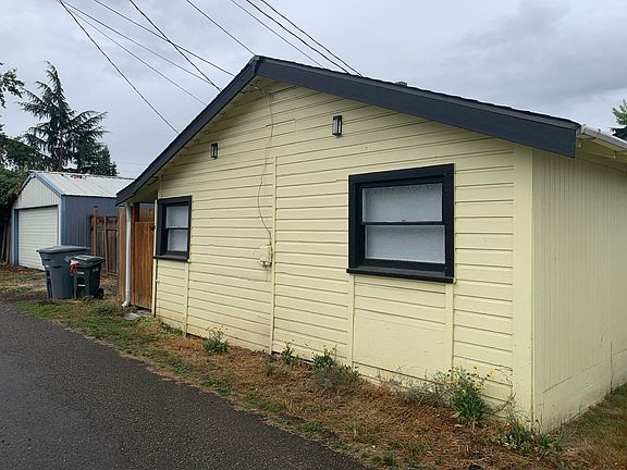 3rd image of 515 1/2 2nd St SE