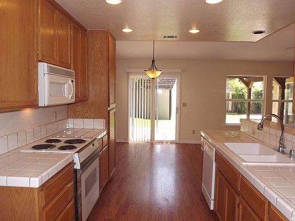3rd image of 248 Dunsmuir Dr