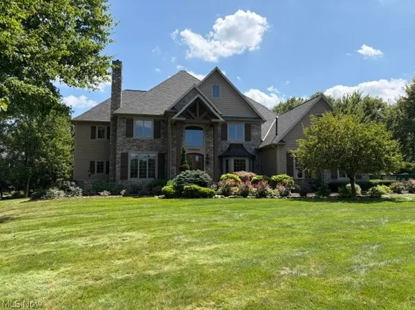 334 Crown Ridge Dr, Cuyahoga Falls, OH 44223