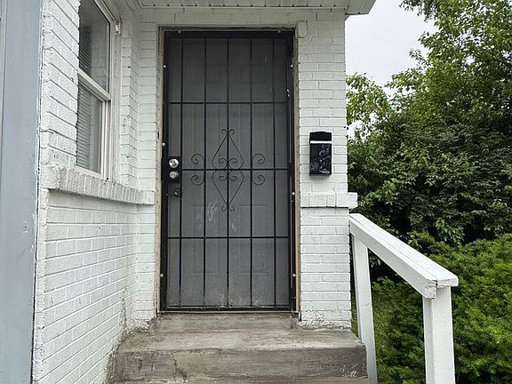 2nd image of 3149 N Gladstone Ave