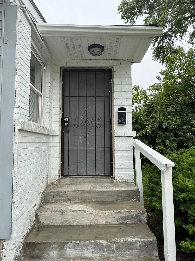 Building Photo - 3149 N Gladstone Ave