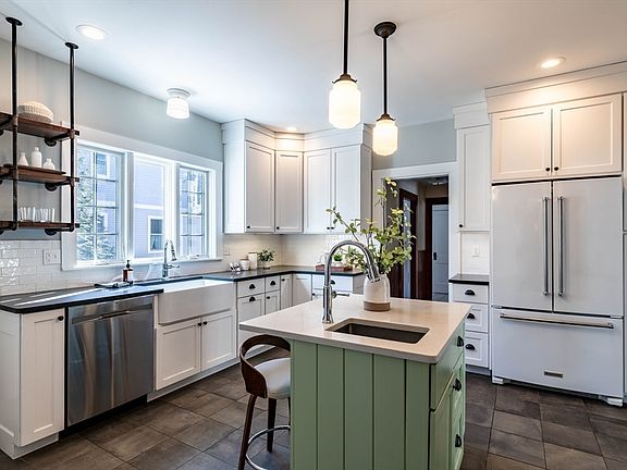 5th image of 40 Clark St