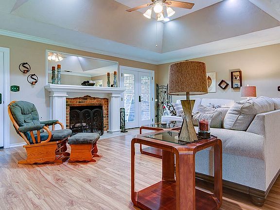 4th image of 207 Larkspur Ln