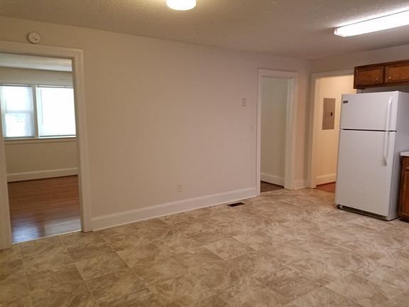 Kitchen / Dining to Living room view.