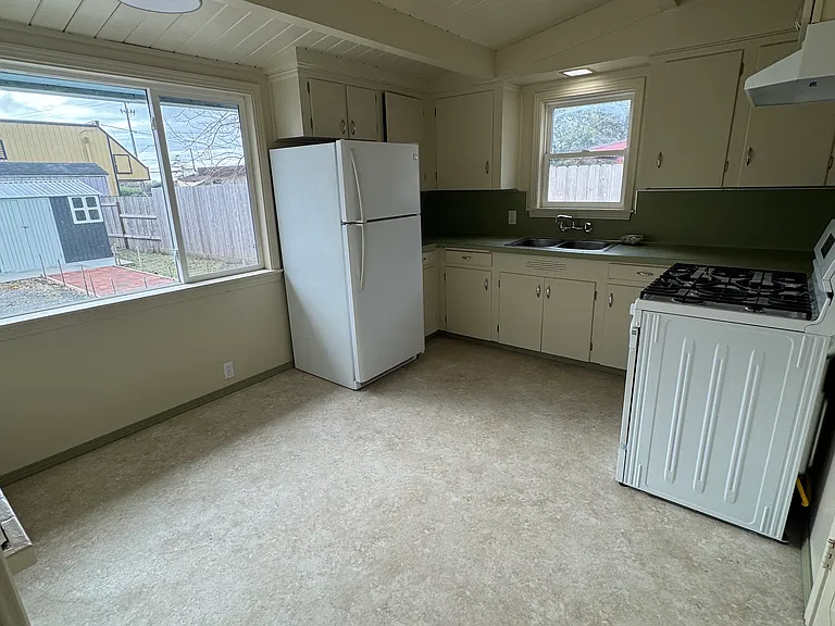 985 Crescent Way — Photo 3