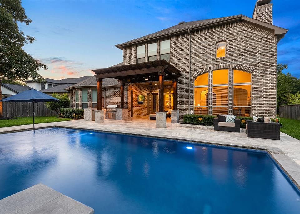 1st image of 135 Caledonia Cir