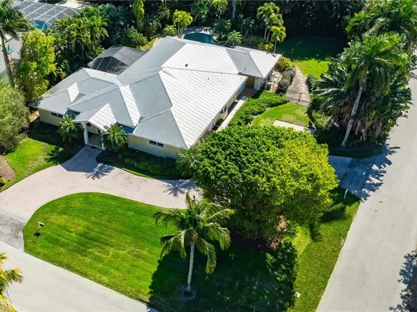 300 Hawser Ln, Naples, FL 34102