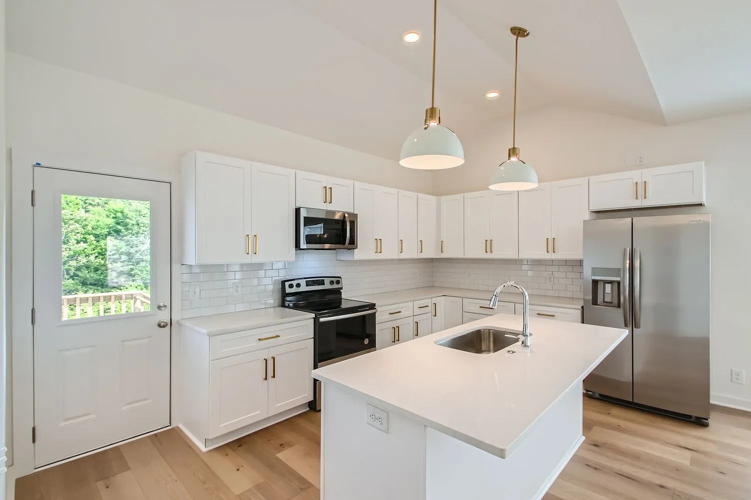 3 bed, 2.5 bath, 1924 sqft, $2,550 — Photo 1