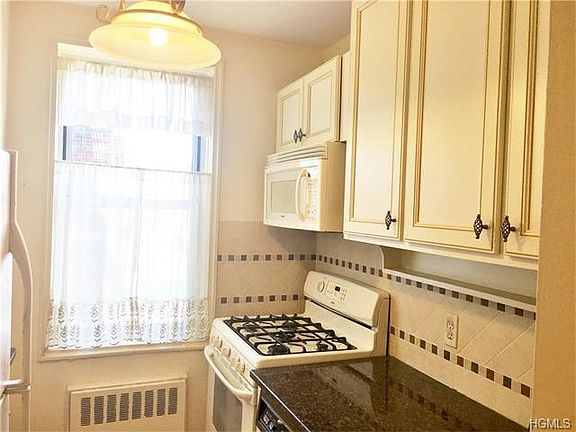 4th image of 1111 Midland Ave APT 5C