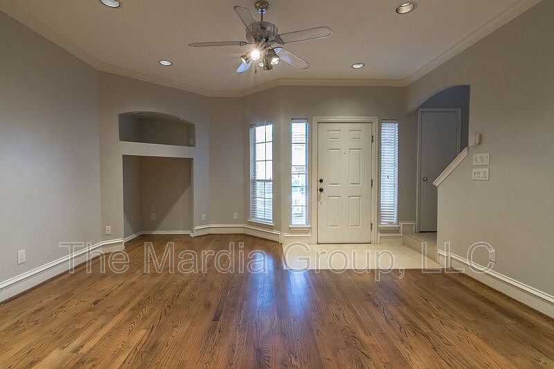1st image of 3904 Brandon Park Dr