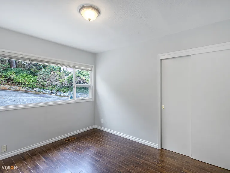 915 Eyremount Dr — Photo 11