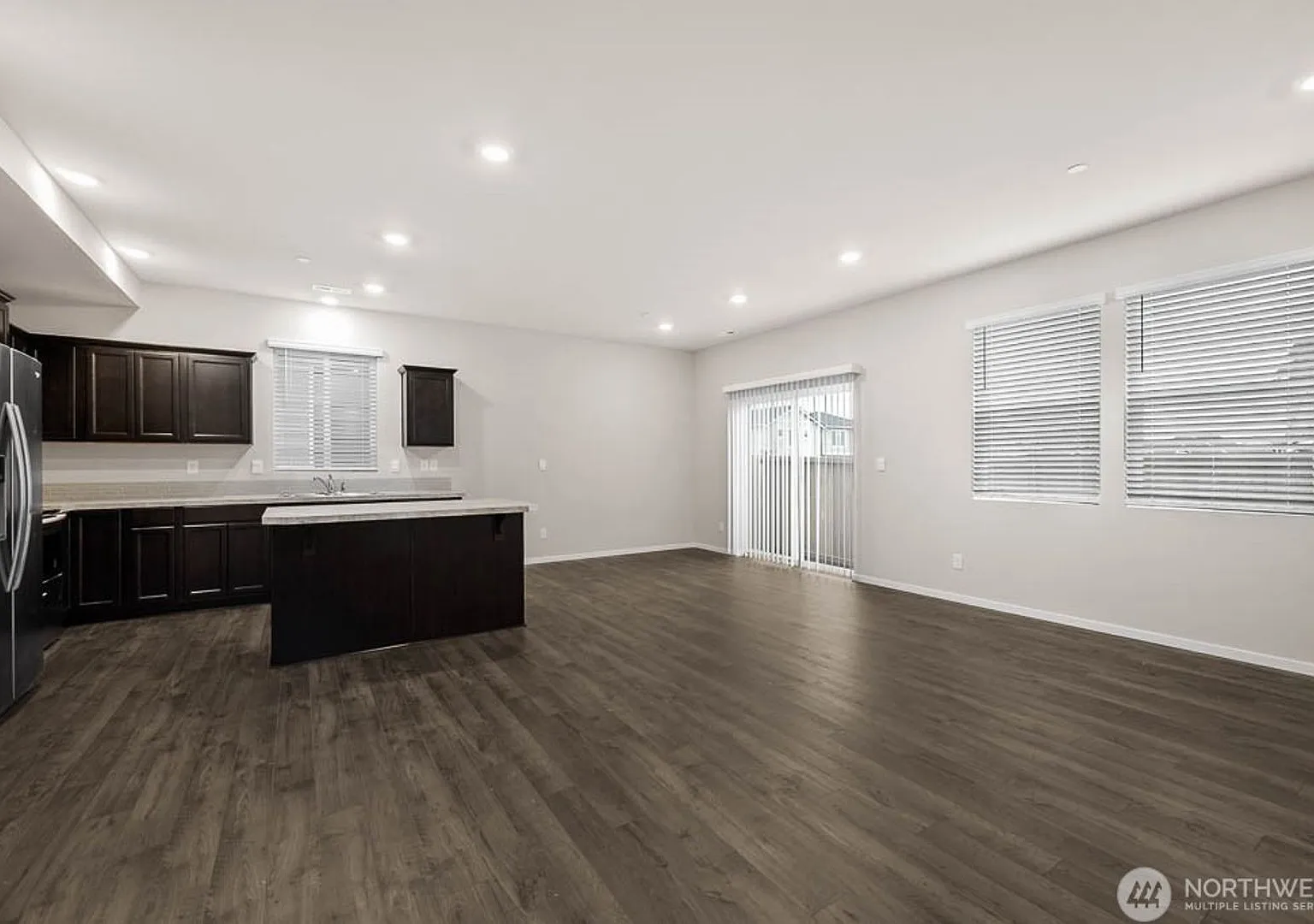 Puyallup beautifully maintained 4-bedroom, 2.5-bath residence in Rainier Ridge — Photo 3
