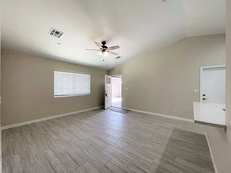 9933 N Loop Blvd — Photo 18