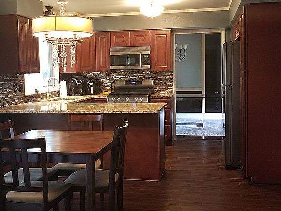 4th image of 400 Lynden Dr