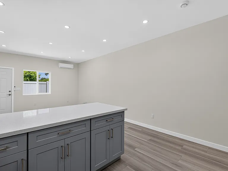 1911 N Manning St — Photo 4