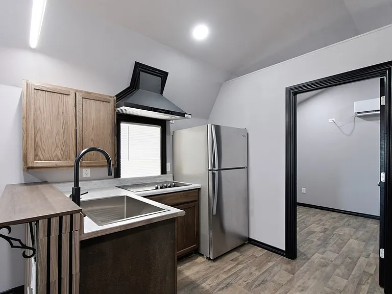 210 N Jackson St #B — Photo 8