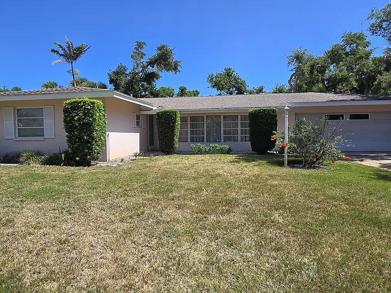 546 Flamevine Ln — Photo 2