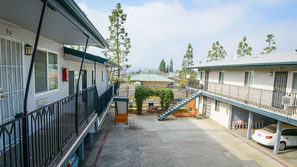 Coleen Court Apartments — Photo 4